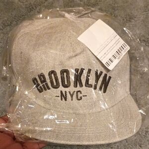 Brooklyn NYC Embroidered Men's Baseball Cap - Light Gray